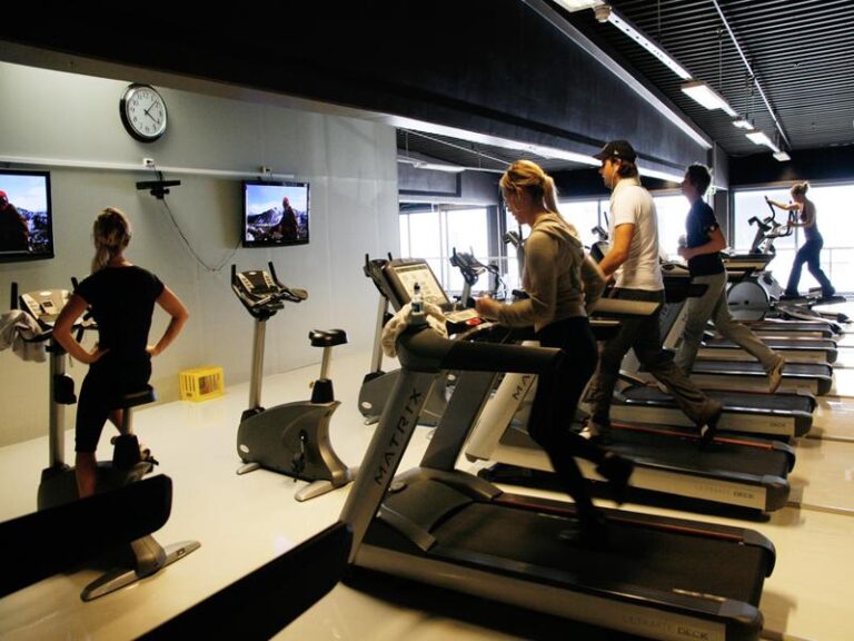 Sześć grup wojowniczek w klubie fitness