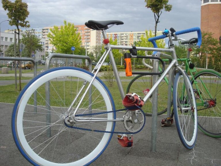 Rowerem do pracy. Miejskim czy swoim?