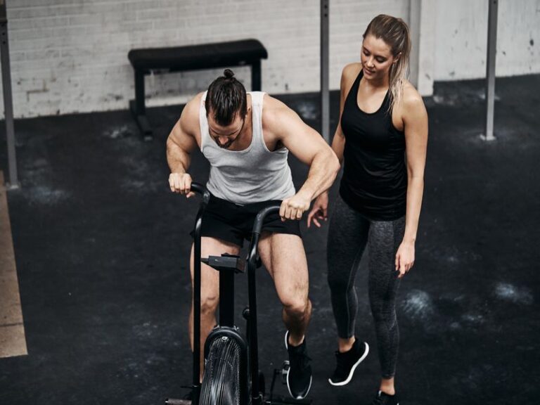 Czy instruktor może dokręcać mi obciążenie?