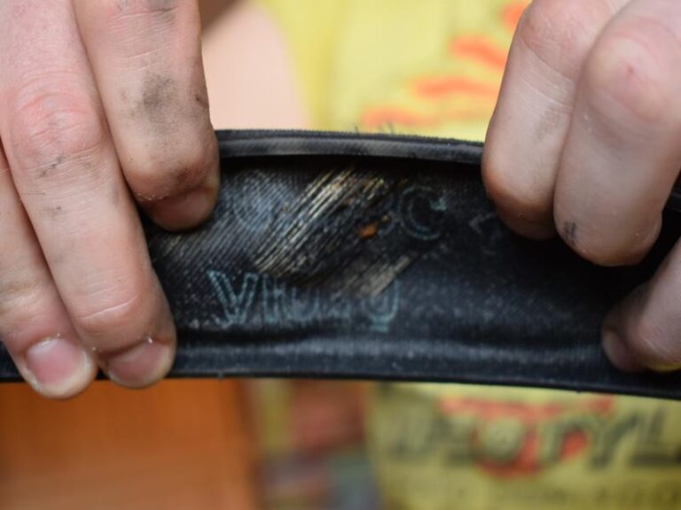 Strzały w sypialni rowerzystów. Dętka postanowiła się ewakuować