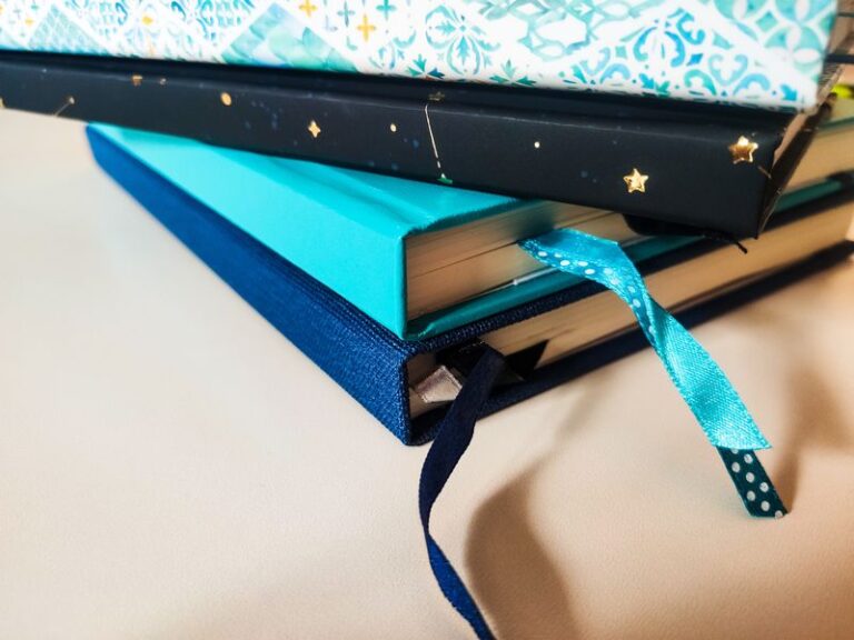 Doraźna forma pomocy głowie: pióro i zeszyt