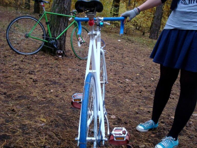 Jesienna playlista z ostrym kołem w tle